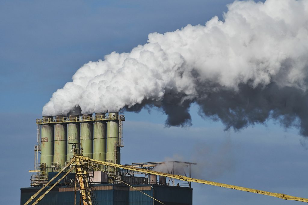 smoke-coming-out-factories-industrial-area-scaled-1-1024x683 MERCADO DE CARBONO