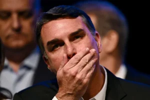 flavio-bolsonaro-foto-evaristo-sa-afp-2-1024x683-1-300x200 RIR Brasil Goiânia GO I A Voz do Manejo Agroflorestal